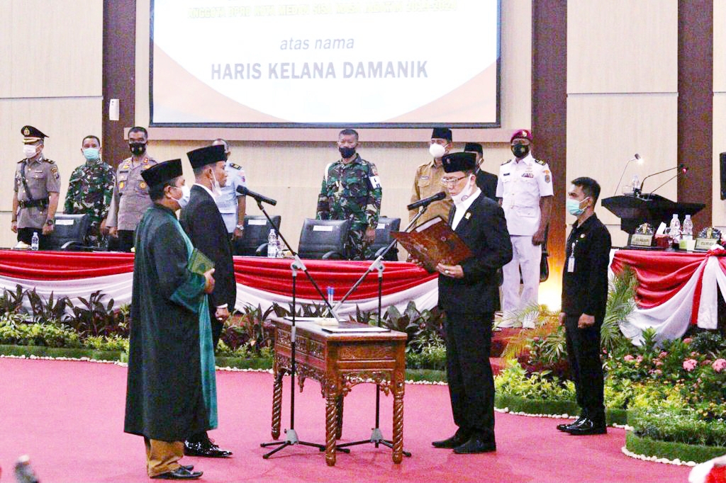 Pelantikan Pengganti Antar Waktu (PAW) anggota DPRD Medan Haris Kelana Damanik menggantikan Aulia Rachman dalam sidang Paripurna, di kantor DPRD Medan Jalan Kapten Maulana Lubis, Senin (23/11/2020).