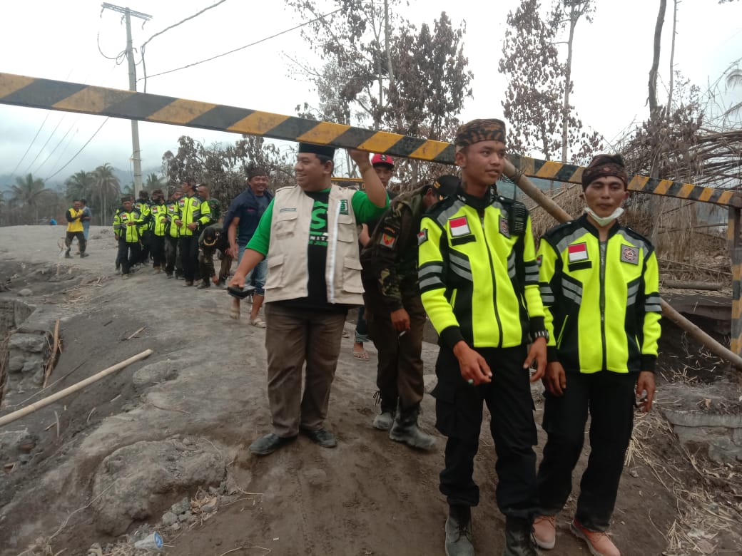 Posko KSJ Peduli Bencana Semeru Lumajang Gelar Cek Kesehatan dan Dapur Umum di Area Pengungsian