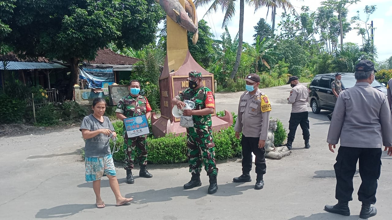 Babinsa Walen Bersama Tiga Pilar Ingatkan Warga Tetap Jalankan Prokes