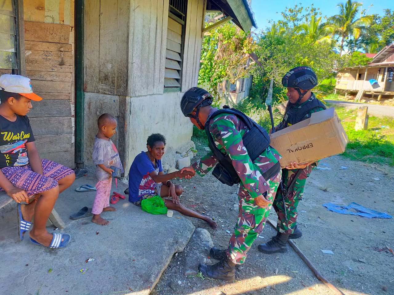 Berbagi Kebahagiaan Menjelang Natal Dan Tahun Baru Satgas Pamtas Yonif 126/KC Bagikan Pakaian Kepada Masyarakat Perbatasan Papua