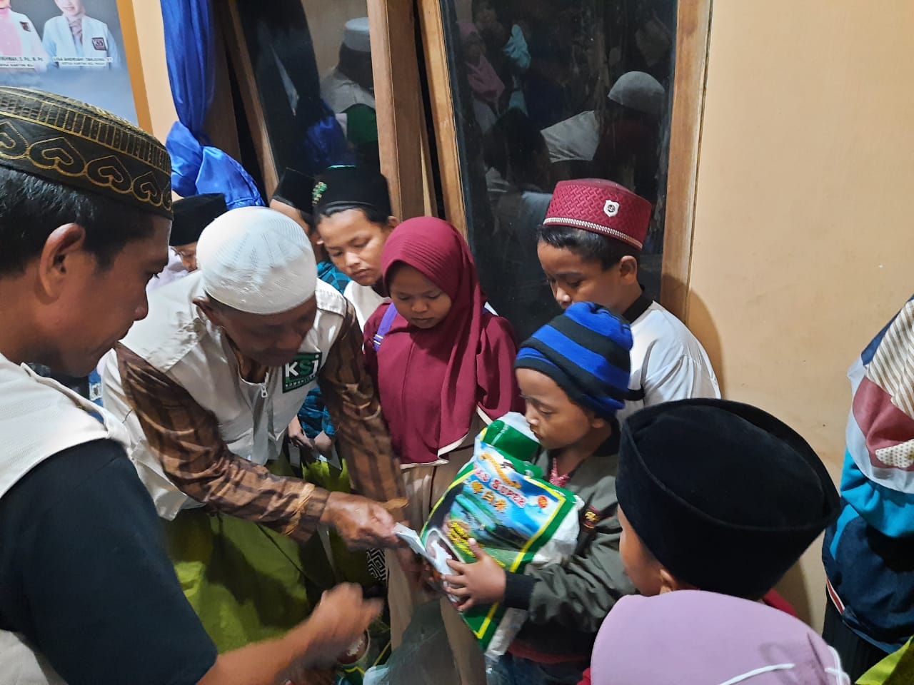 Gelar Istighosah, KSJ Berbagi Dengan Anak Yatim Piatu Serta Warga Sekitar Posko Peduli Semeru