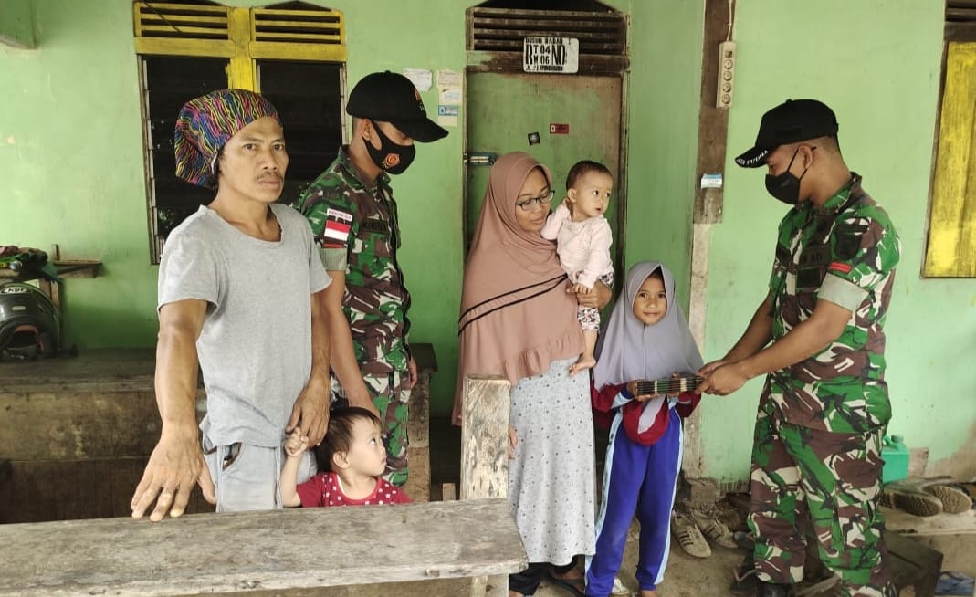 Anggota Satgas Yonif 144/JY Berikan Bantuan Buku Tulis Kepada Anak Warga di Perbatasan