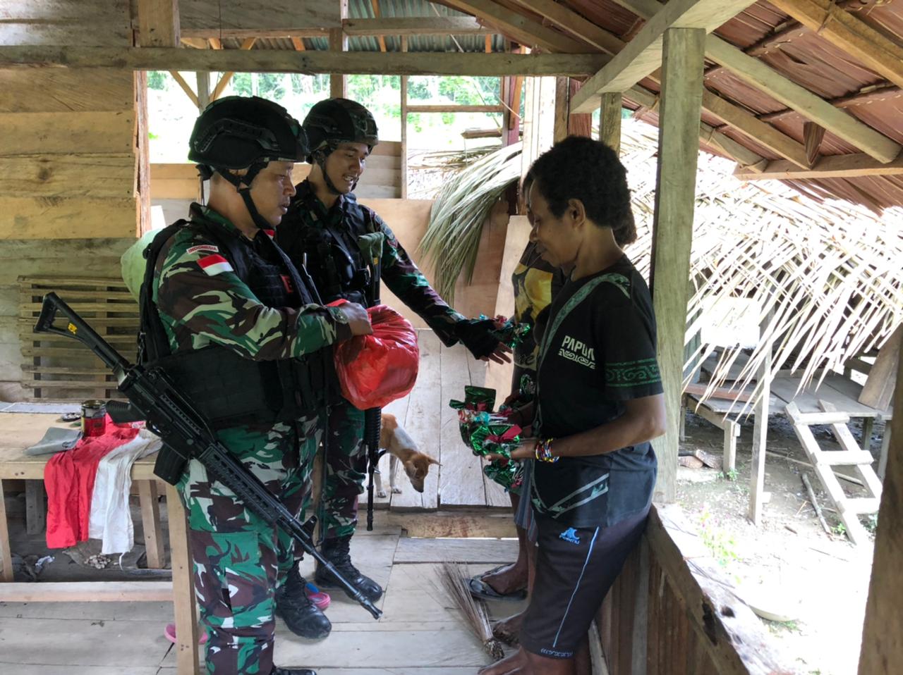 Di Penghujung Tahun Satgas Yonif 126/KC Kembali Berbagi Kasih Kepada Warga Perbatasan