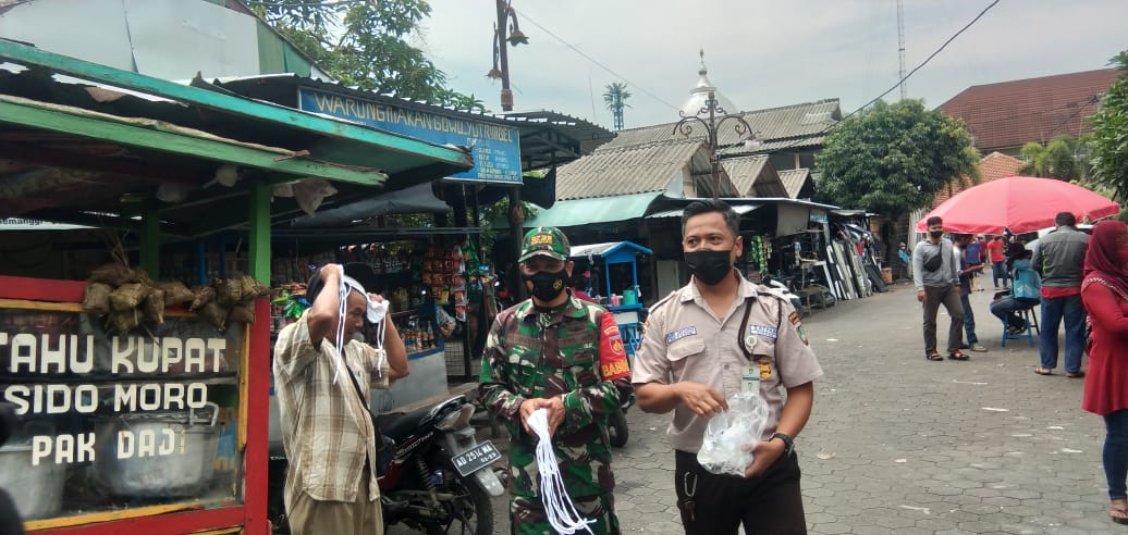 Himbauan PPKM Pasca Nataru Babinsa Bersama Satpam Bagikan Masker Serta Himbauan Prokes di Pasar Klitikan