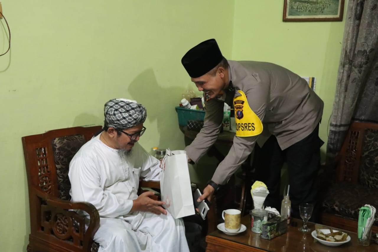 Jalin Silahturahmi Dengan Tokoh Agama, Kapolres Madina Sambangi Kediaman Buya Ibrahim