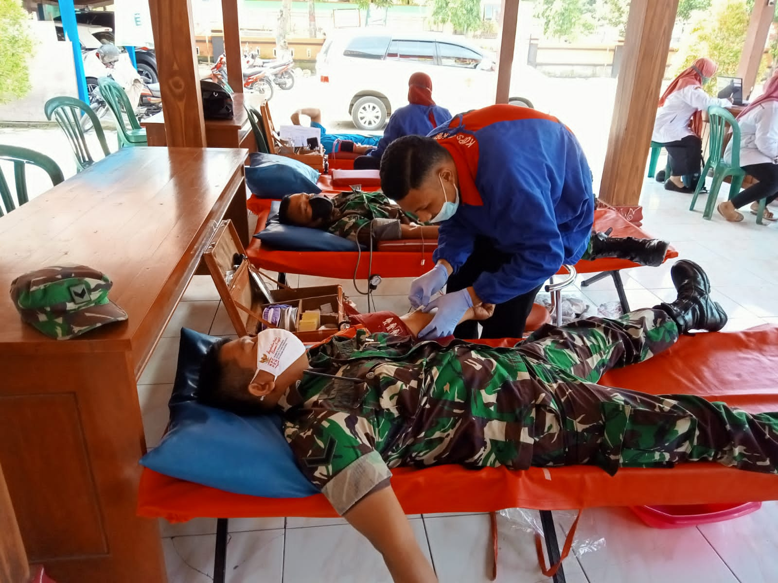 Peduli Kemanusiaan, Babinsa Melaksanakan Giat Donor Darah