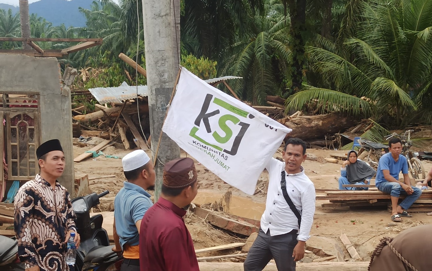 Bersamaan Kunjungan Mensos, Relawan KSJ Siaga Bantu Dapur Umum BPBD Padang Lawas