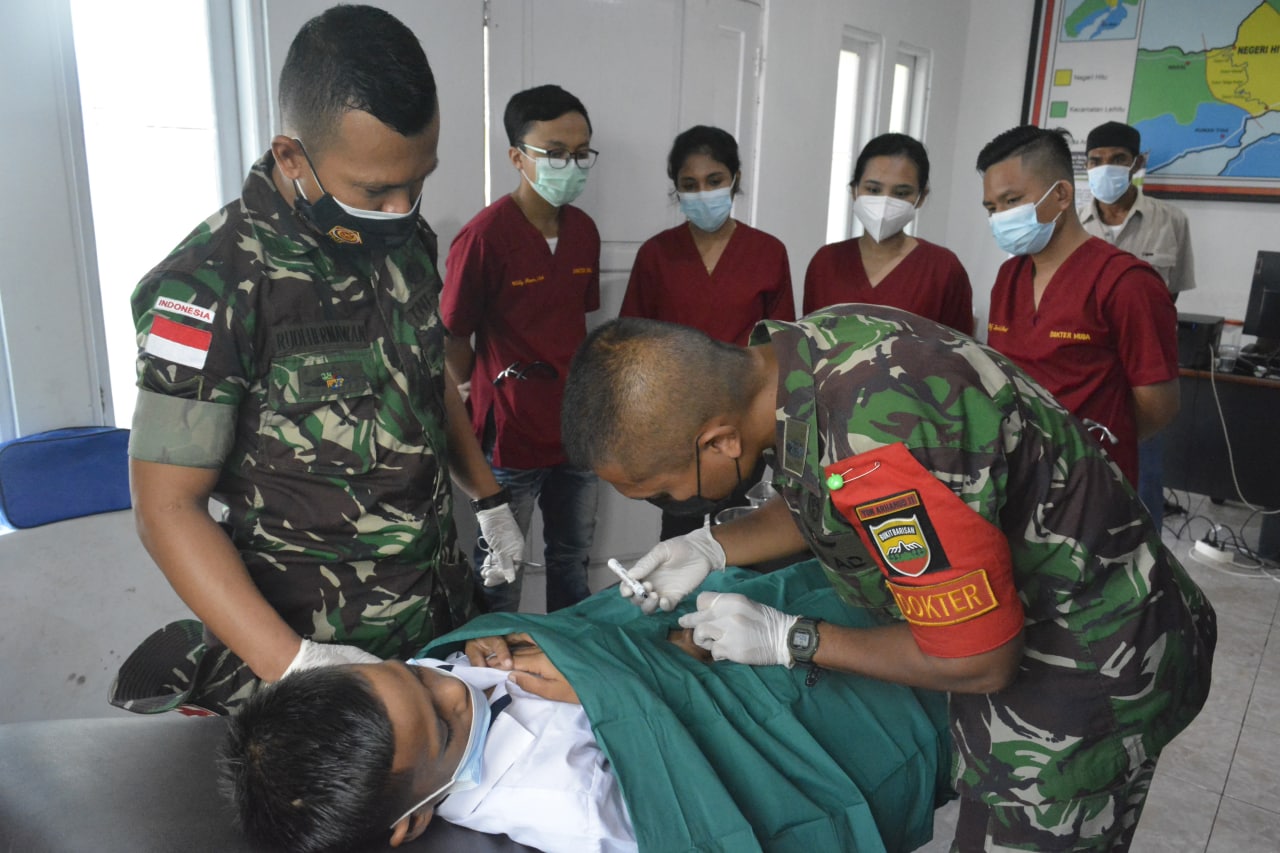 Kegiatan Bakti Sosial Pengobatan Massal di Kantor Negeri Hitulama (V24/AL)