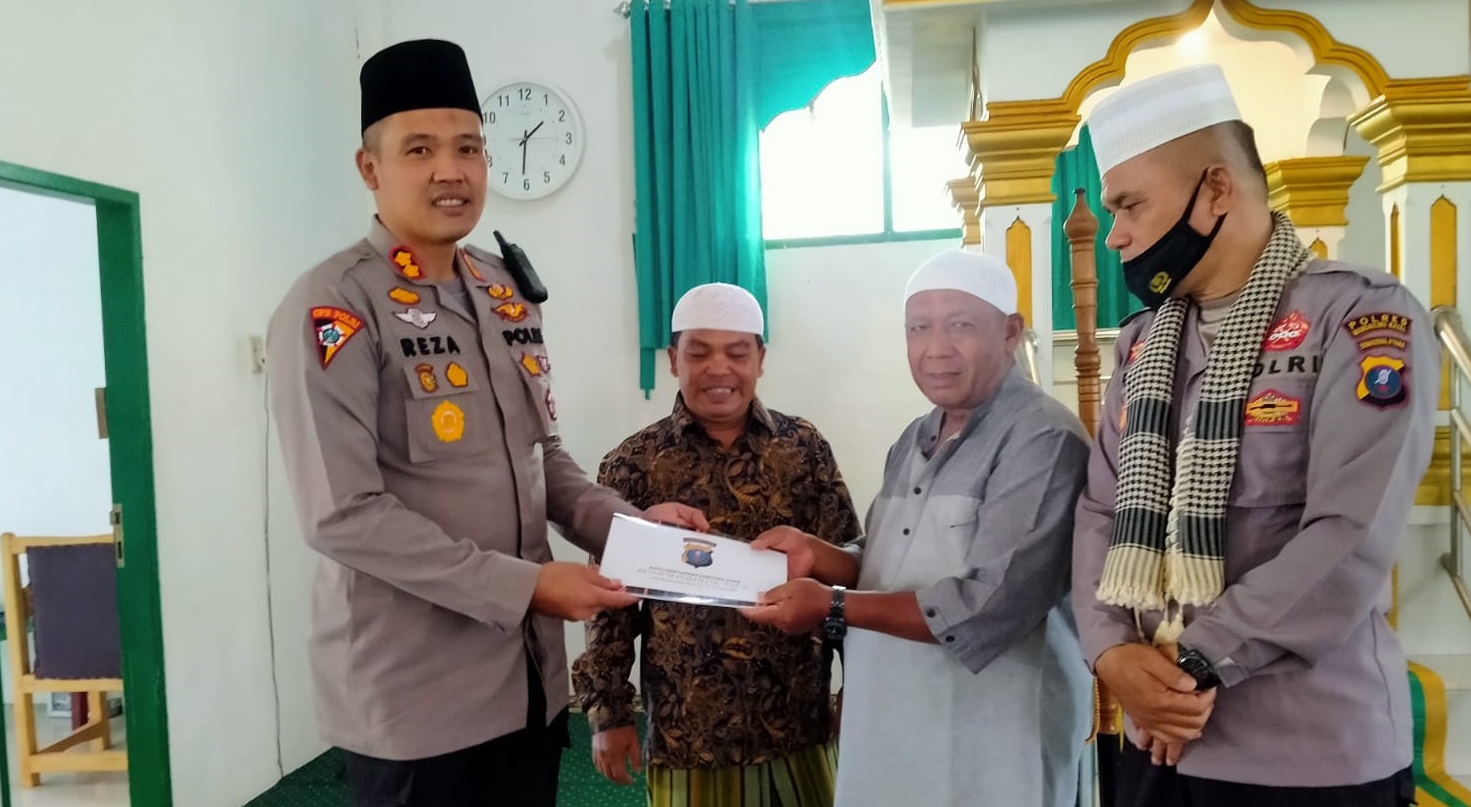 Sholat Jum'at Keliling Di Mesjid Syuhada, Kapolres Madina Lantunkan Adzan Dan Bantu Renovasi Mesjid (V24/AL)