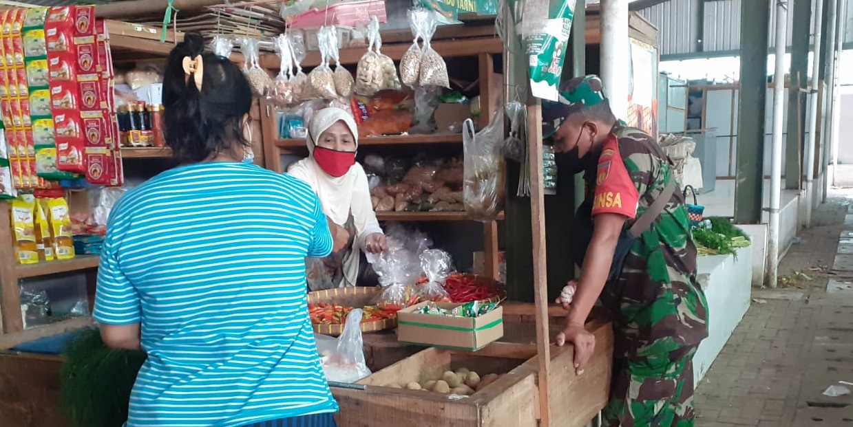 Komsos Bersama Pedagang Pasar Sambi, Babinsa Selipkan Prokes (V24/AL)