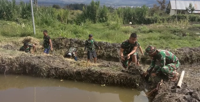 Satgas Kodim Yalimo Yonif RK 751/VJS Sulap Lahan Kosong Menjadi Kolam Ikan (V24/AL)