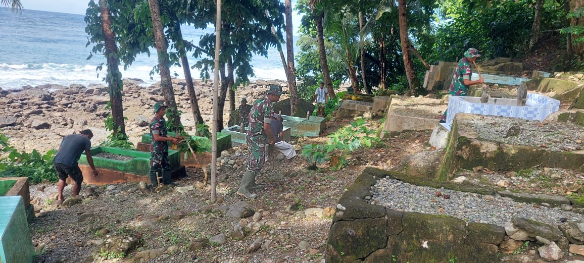 Gotong Royong Membersihkan Makam di Negeri Wakasihu (V24/AL)