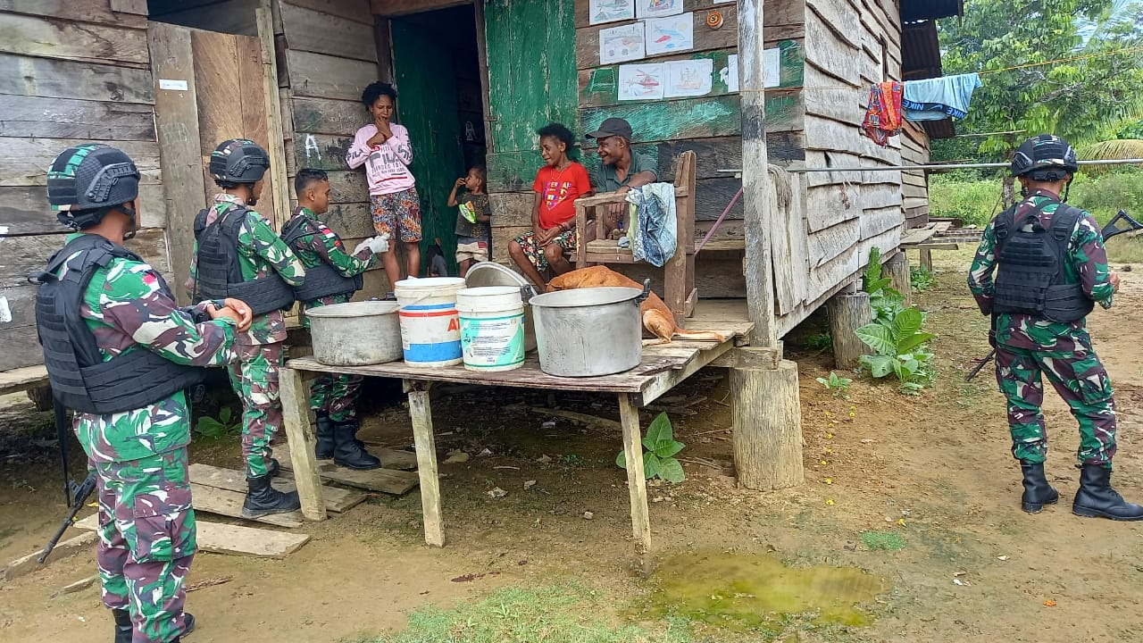 Satgas Pamtas TNI Yonif 126/KC Beri Pelayanan Kesehatan Door To Door Ke Rumah Masyarakat Di Wilayah Perbatasan RI-PNG (V24/AL)