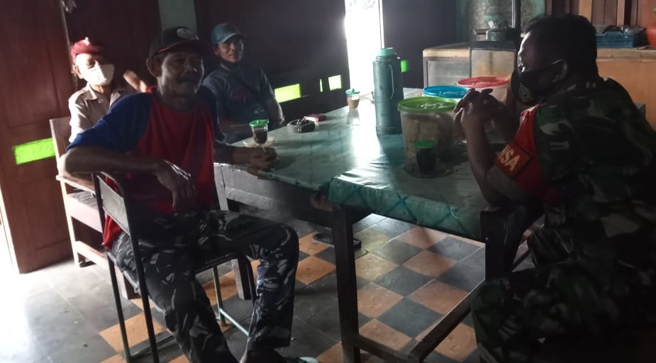 Semakin Akrab! Babinsa Desa Gading Melakukan Komunikasi Sosial Bersama Warga (V24/AL)