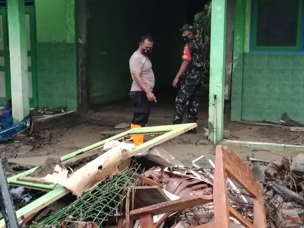 Babinsa Dan Bhabinkamtibmas Kemusu Siaga, SMA N I Kemusu Terendam Banjir (V24/AL)