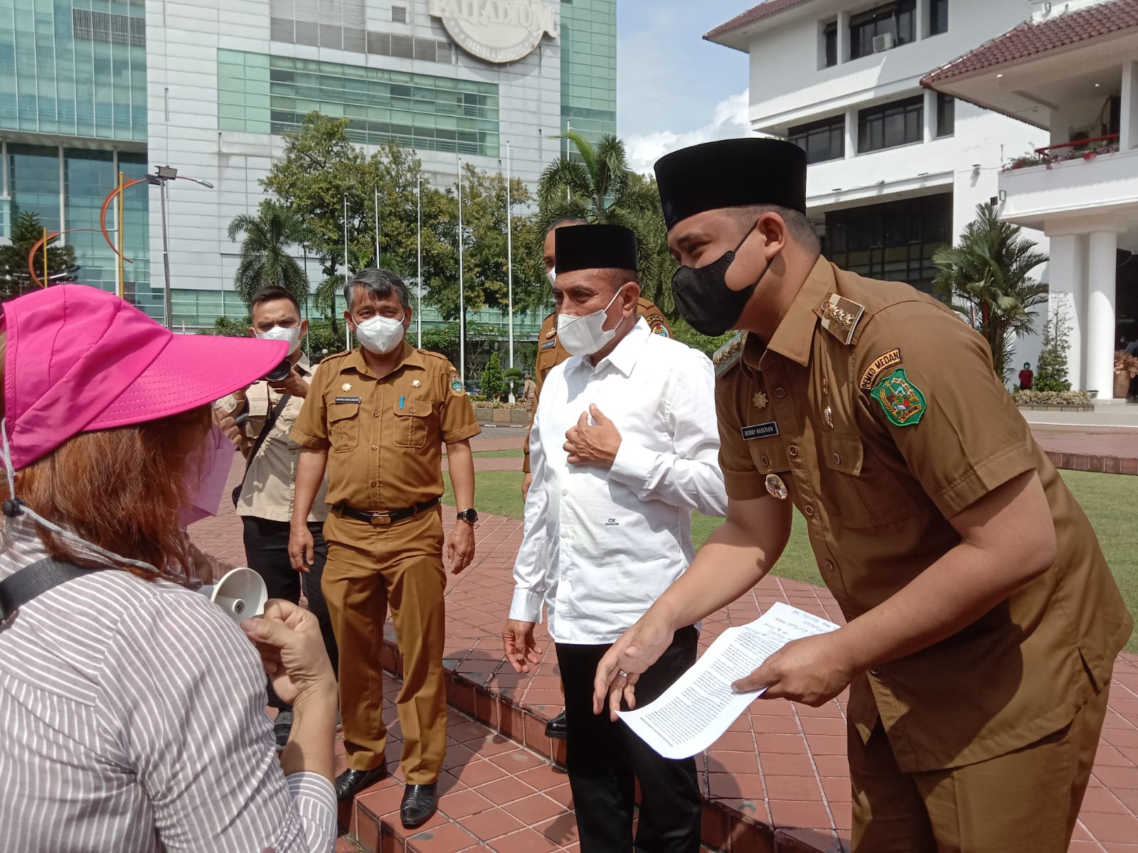 Diduga Tak Mampu Benahi Pasar, Ratusan Pedagang Minta Suwarno Dicopot dari Dirut PUD Pasar (V24/AL)