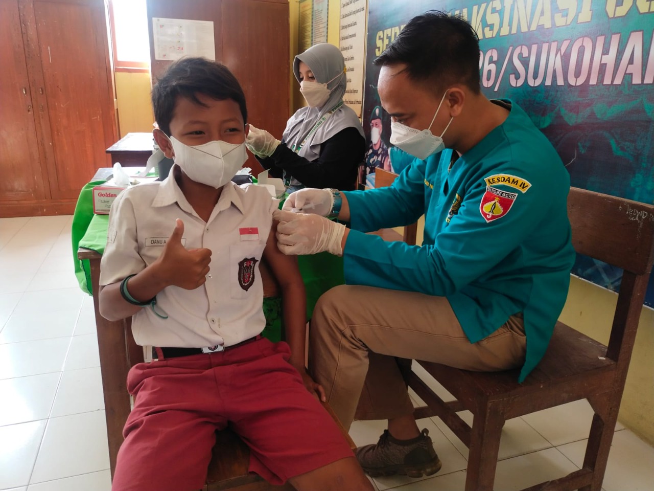 Kodim Sukoharjo gelar Vaksinasi dosis ke 2 untuk anak usia 6 SD 8 Tahun, Senin (07/02/2022), (V24/AL)