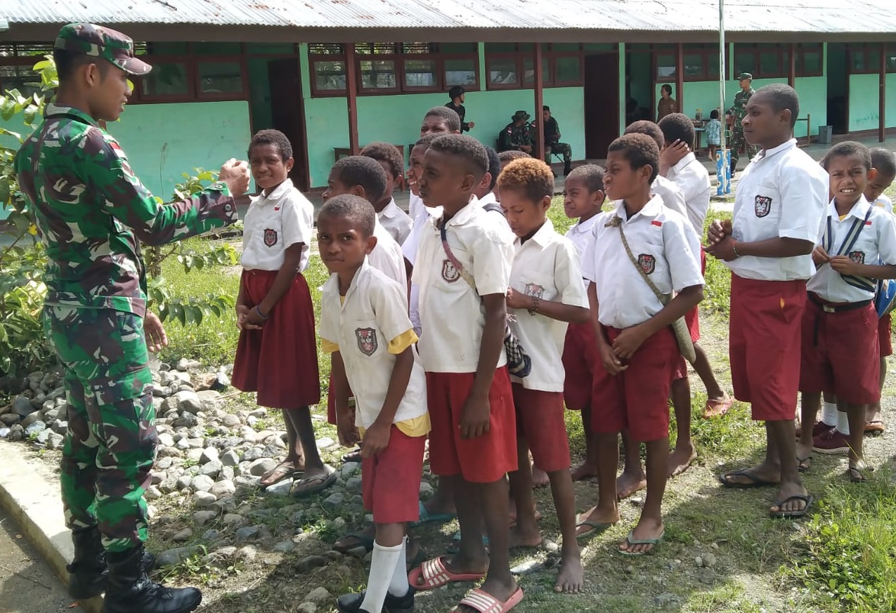 Cerdaskan Penerus Bangsa, Anggota Satgas Pamtas Yonif 126/KC Berikan Materi Wawasan Kebangsaan Bagi Siswa-siswi Perbatasan Selasa (08/02/2022), (V24/AL)