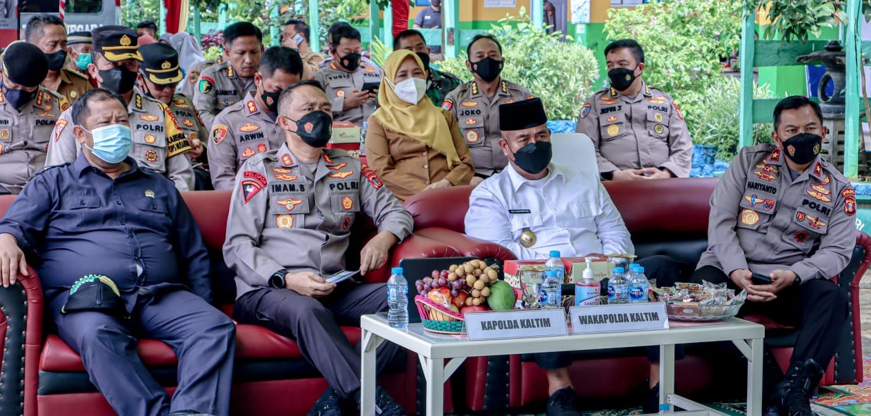 Kapolres Kutai Kartanegara Dampingi Kapolda Kaltim Tinjau Vaksinasi Lansia di SDN 005 Tenggarong, Rabu (09/02/2022), (V24/AL)