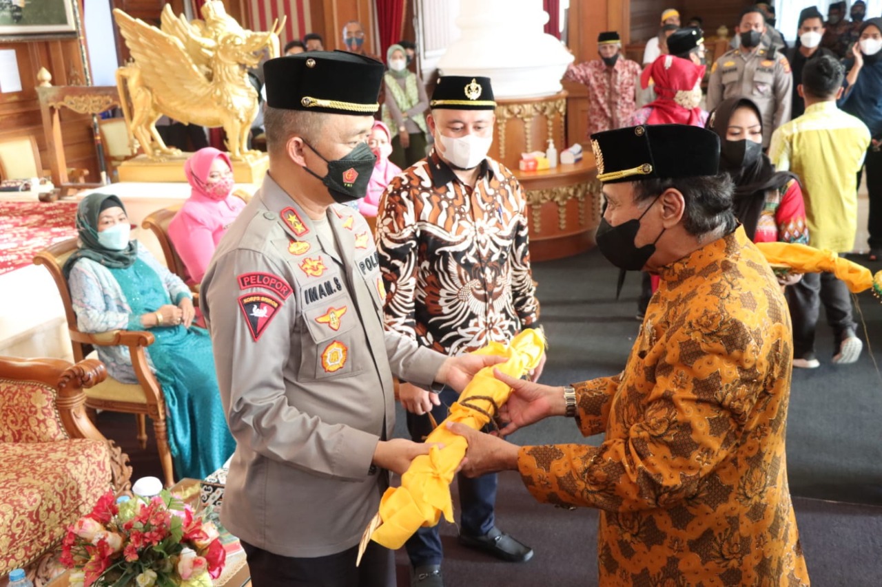 Kapolda Kaltim Irjen Pol Imam Sugianto Silaturahmi ke Sultan Kutai Kartanegara Ing Martadipura Aji Muhammad Arifin di Kedaton Kesultanan, Rabu (09/02/2022), (V24/AL)