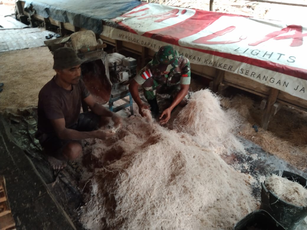 Belajar Mengolah Sagu, Satgas Kodim Maluku Yonarhanud 11/WBY Jalin Komsos di Negeri Itakawa, Kamis (10/02/2022), (V24/AL)