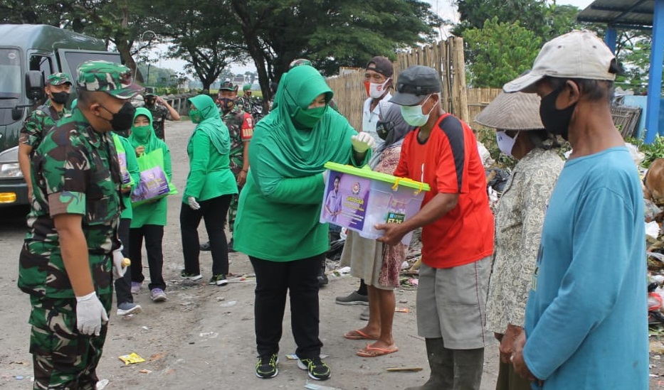 Persit Kodim Sragen Gelar Jumat Berkah Ibu Hetty Andika Perkasa, Jumat (11/02/2022), (V24/AL)