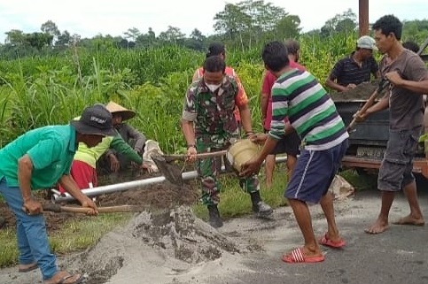 Kerja Bakti Sarana Memperkuat Kemanunggalan TNI Dengan Rakyat, Jumat (11/02/2022), (V24/AL)