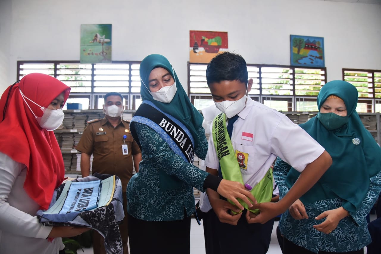 Bunda Literasi Batu Bara Ajak Siswa Gemar Membaca dan Peduli Lingkungan, Senin (14/02/2022), (V24/AL)