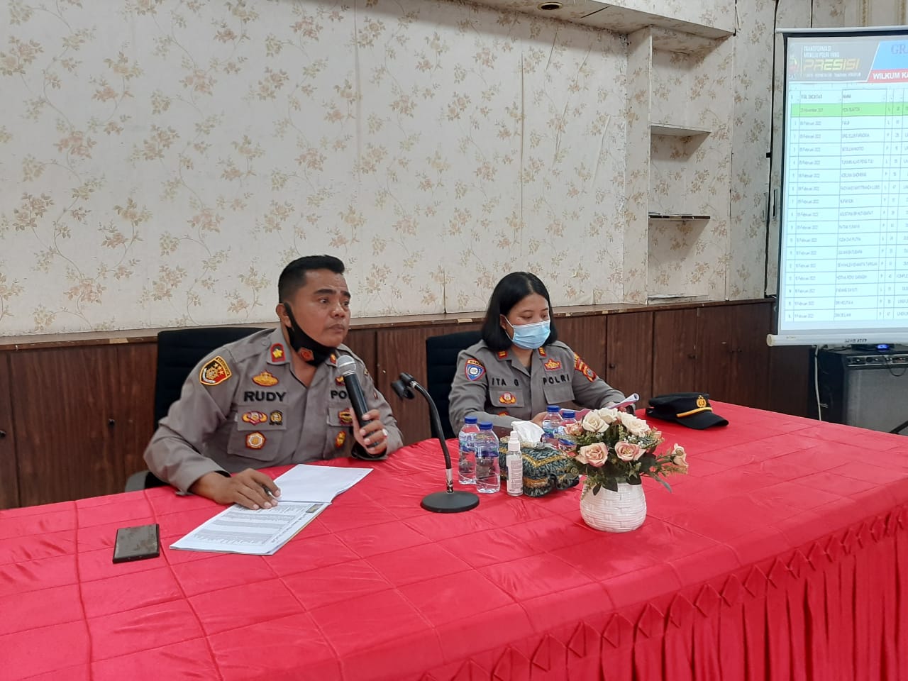 Dalam Rangka Analisa Evaluasi Giat 3T Bhabinkamtibmas, Sat Binmas Polres Batu Bara Gunakan Aplikasi Silacak Polres Batu Bara Cegah Penyebaran Covid-19, Senin (14/02/2022), (V24/AL)