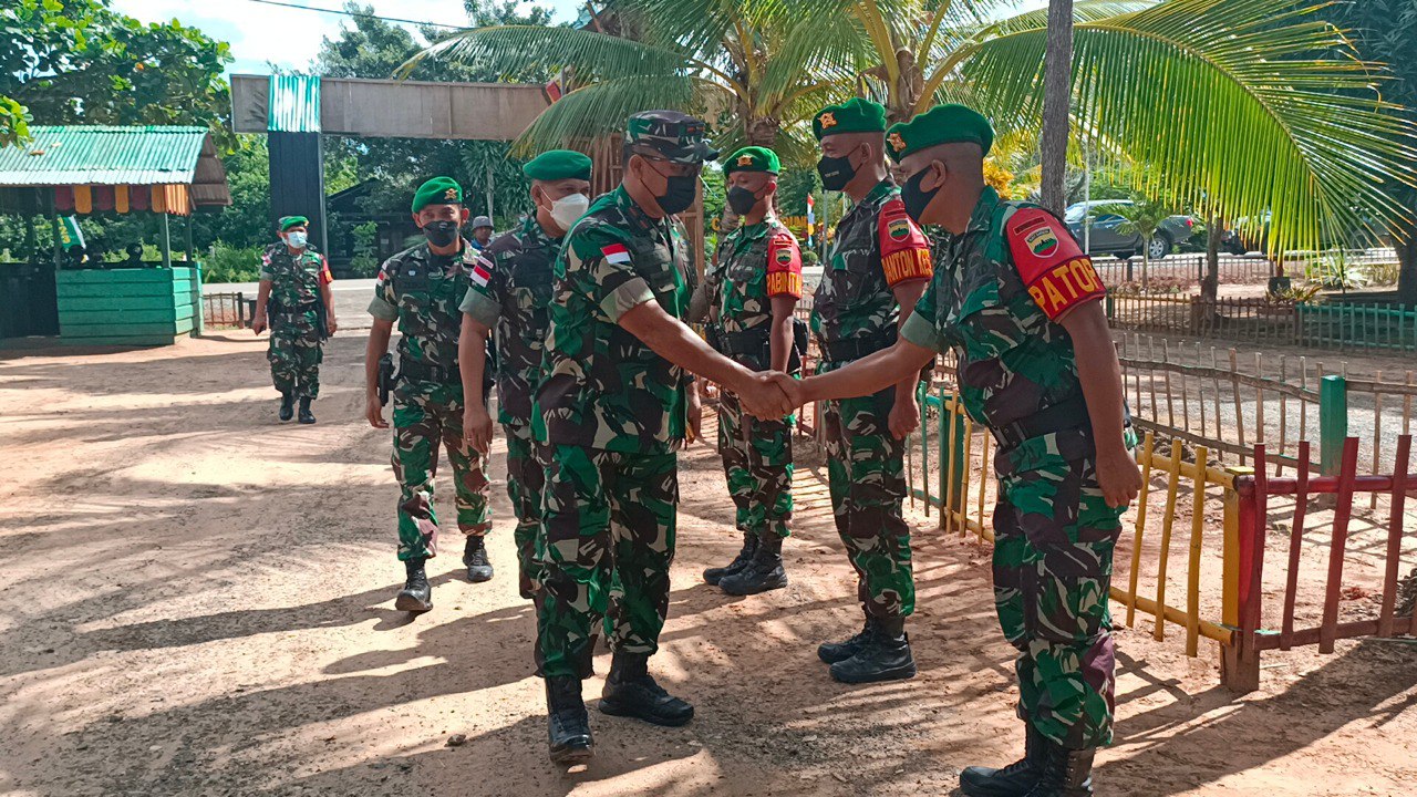 Danrem 174 Merauke Brigjen TNI E. Reza Pahlevi Kunjungi Pos Satgas Pamtas RI-PNG Yonif 123/Rajawali, Selasa (14/02/22), (V24/AL)