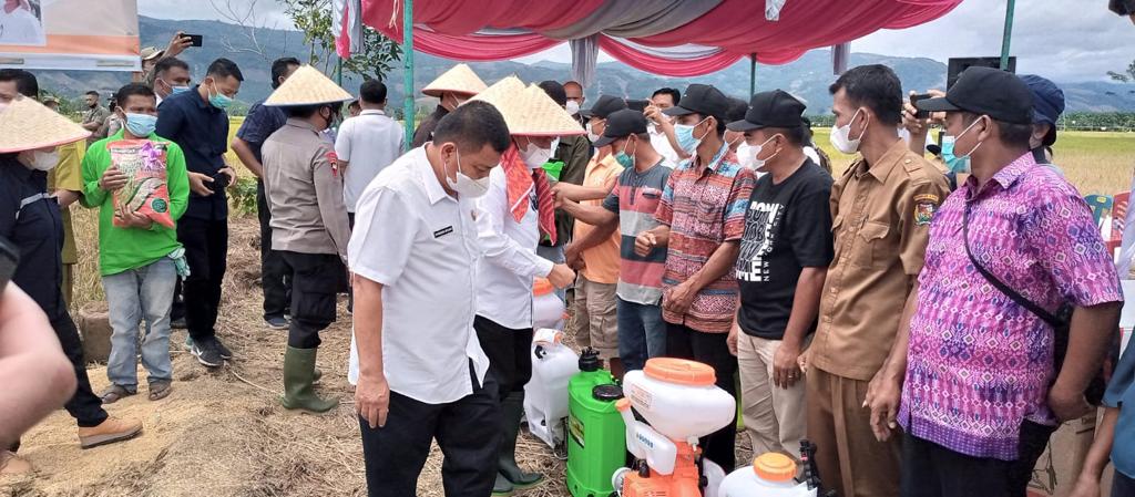 Pulihkan Pertanian, Pangdam I/BB Bersama Forkopimda Sumut Serahkan Sarana Pertanian Kepada Para Petani di Kabupaten Karo, Rabu (16/02/2022), (V24/AL)