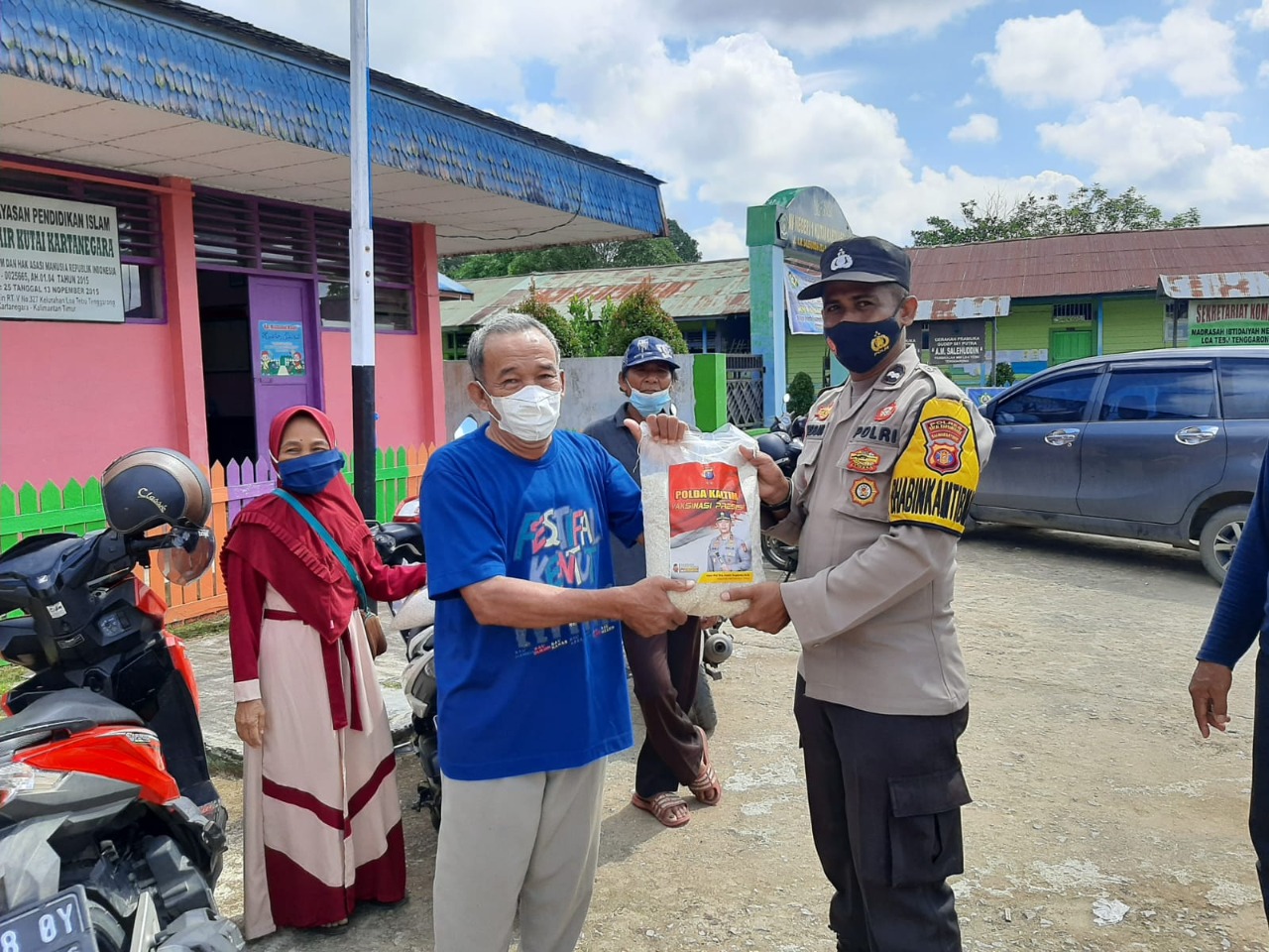 Bansos Dalam Rangka Penerapan PPKM level - I Terhadap Masyarakat Terdampak Covid 19 di Wilayah Hukum Polres Kukar, Sabtu (19/02/2022), (V24/AL)