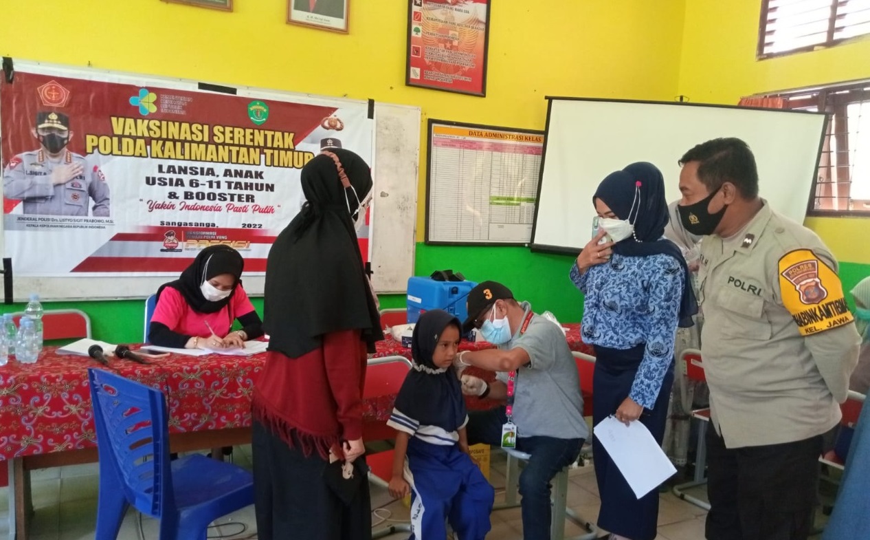 Gerai Vaksin Presisi Untuk Masyarakat Oleh Jajaran Polres Kukar, Sabtu (19/02/2022), (V24/AL)