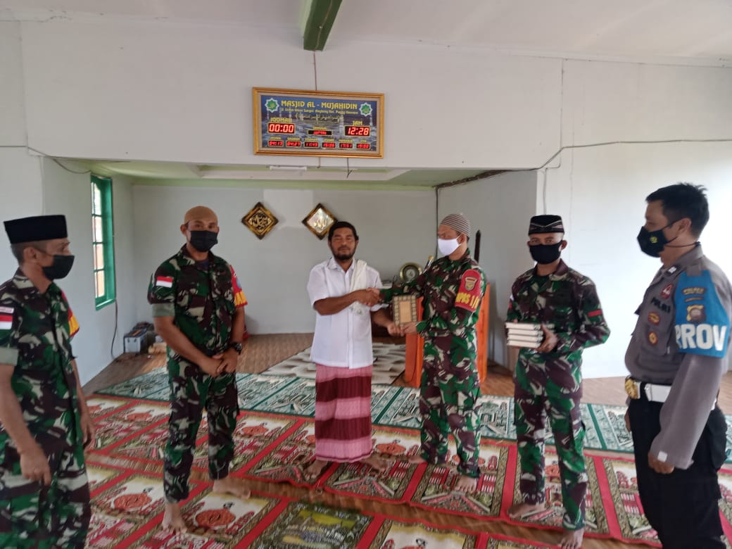 Anggota Satgas Yonif 144/JY Berikan Bantuan Kitab Suci Alquran di Masjid Al Mujahidin Perbatasan, Sabtu (19/02/2022), (V24/AL)