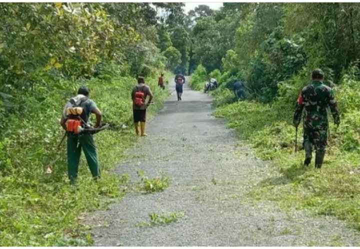 Antisipasi Kecelakaan Babinsa Jrakah Bersama Warga Bersihkan Jalan, Minggu (20/02/2022), (V24/Rudi)