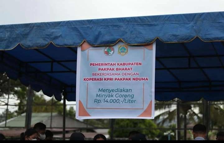 Menstabilkan Harga Minyak Goreng Bupati Pakpak Bharat Adakan Operasi Pasar Murah Minyak Goreng, Minggu (20/02/2022), (V24/AL)