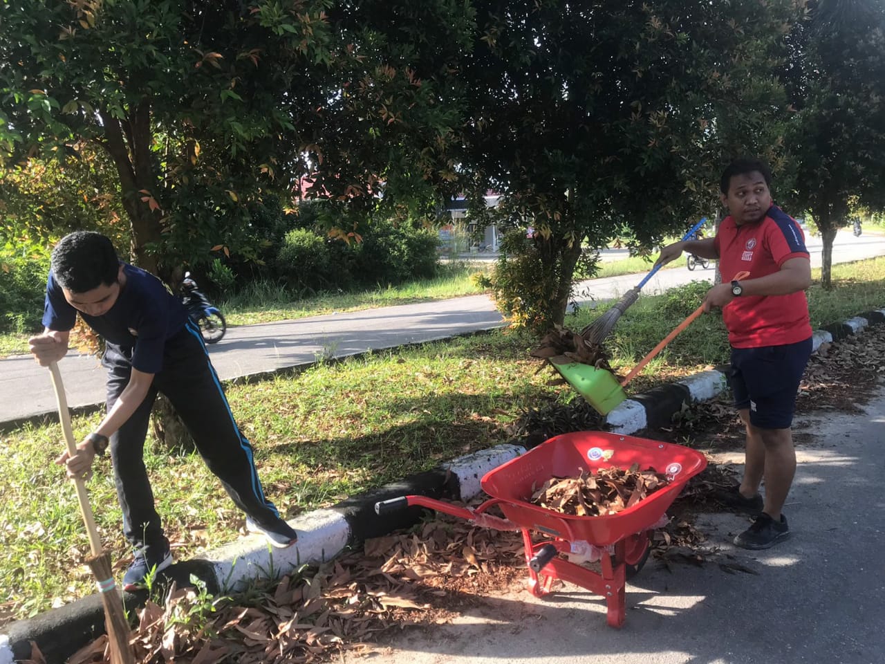 SB Babel Bakamla RI Aksi Bersih Sampah dan Prokes di Kawasan Perkantoran Gubernur, Jumat (25/02/2022), (V24/AL)