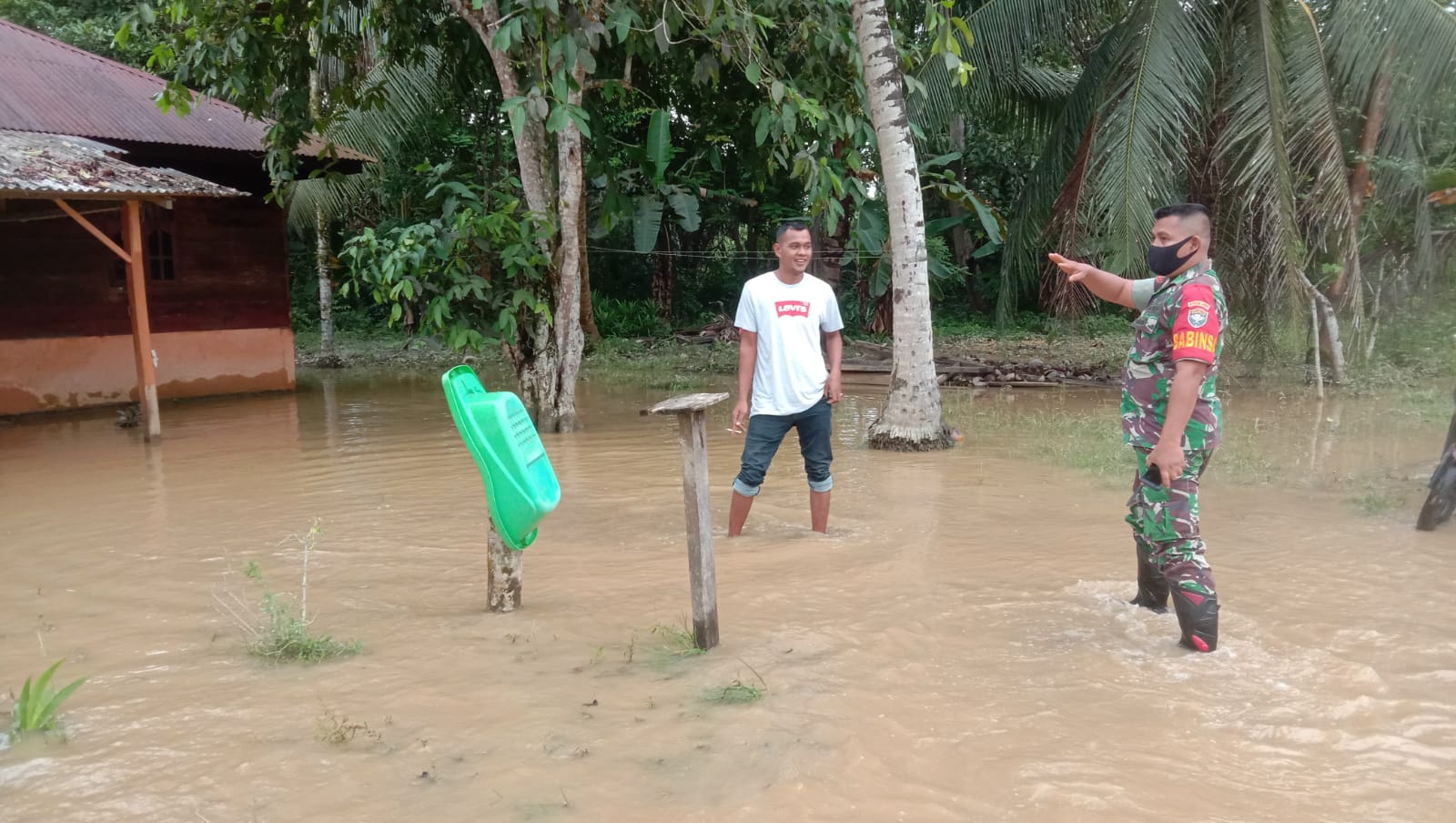 Babinsa 17/Idt Pantau Wilayah Binaan Pasca Banjir Menerjang, Selasa (01/03/22), (V24/AL)