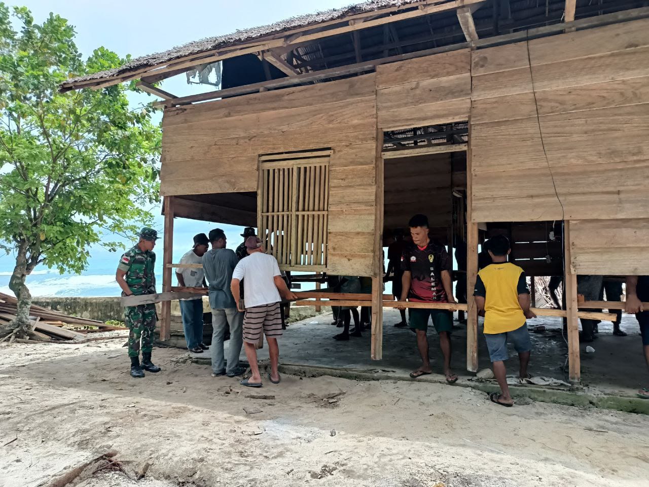 Proses Pemindahan Rumah Panggung Milik Warga Negeri Saleman, Selasa (01/03/2022), (V24/AL)