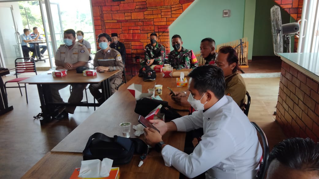 Sinergitas Anggota Satgas Yonif 144/JY Menghadiri Rapat Koordinasi Tim Pengawasan Orang Asing di Perbatasan, Rabu (02/03/22), (V24/AL)