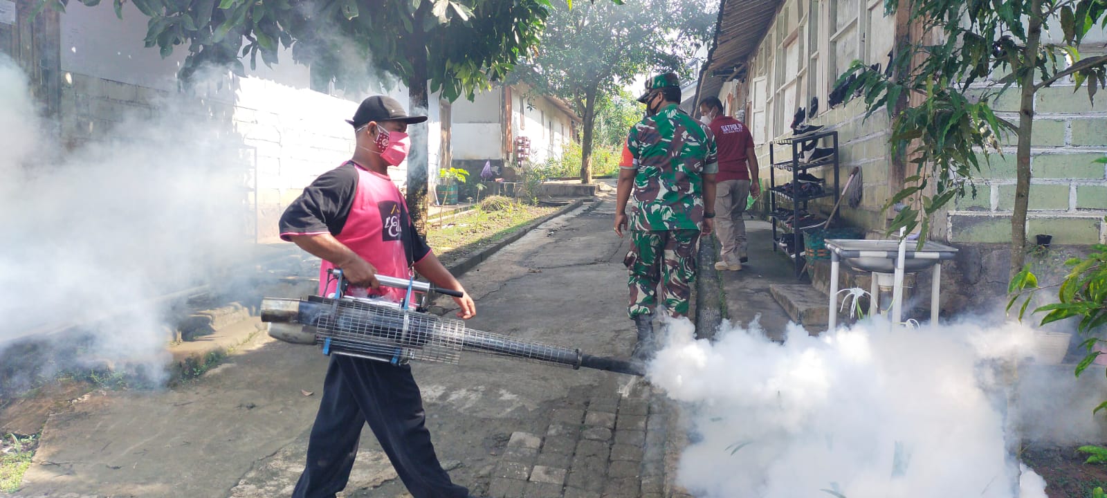 Lagi DBD Mengancam Babinsa Langsung Bergerak Dampingi Fogging Sabtu (05/03/2022), (V24/Budi)