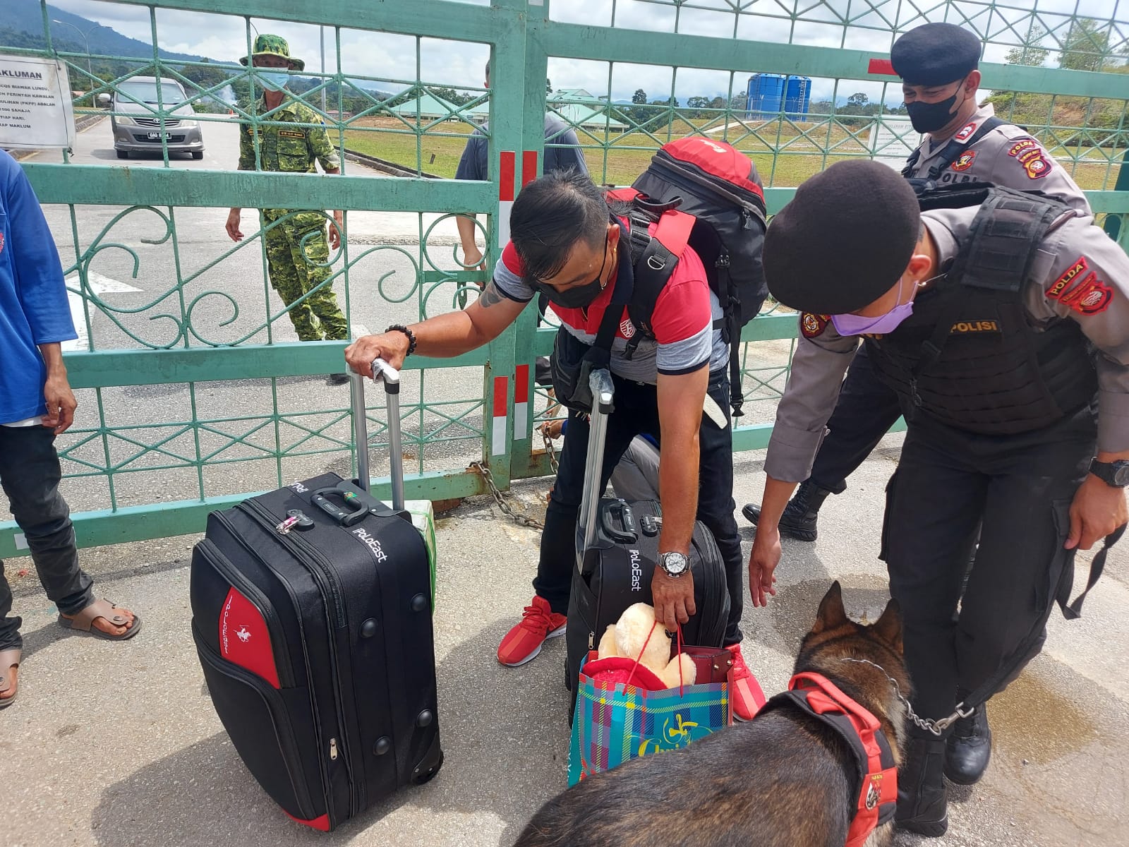 Patroli K-9 Ditsamapta Polda Kalbar di Perbatasan Malaysia-Indonesia Aruk Sambas, Jumat (04/03/2022), (V24/AL)