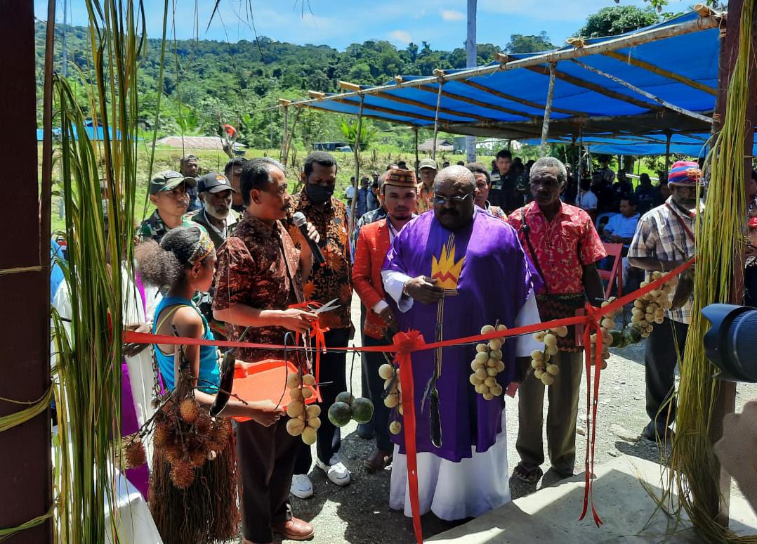 "Gereja Ni Kito Pu Rumah Doa" Satgas Pamtas Yonif 126/KC Hadiri Misa Syukur Peresmian Gereja Stasi Yohanes Kalibom, Minggu (06/03/2022), (V24/AL)