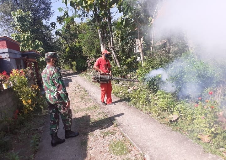 Babinsa Demangan Bersinergi Laksanakan Fogging Di Dukuh Tlogo, Senin (07/03/2022), (V24/Rudi)