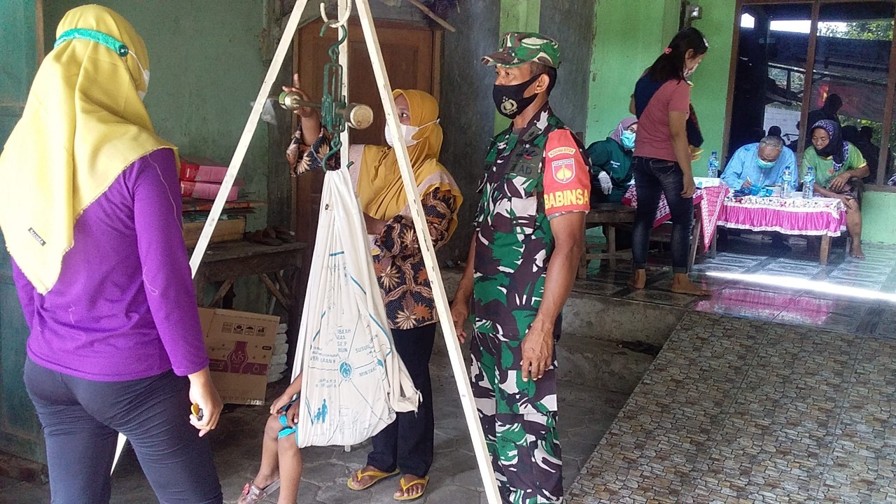 Wujudkan Balita Sehat, Babinsa Bantu Bides Laksanakan Posyandu, Rabu (09/03/2022), (V24/Rubi)