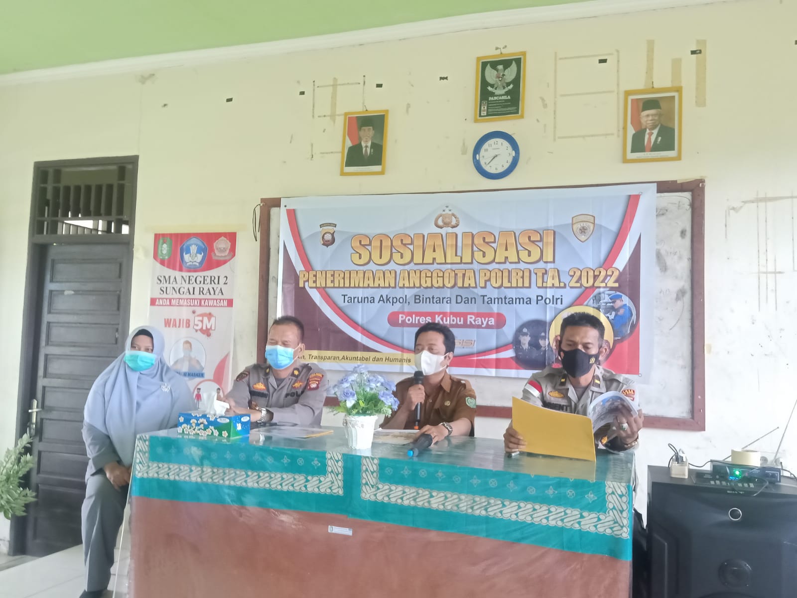 Kabag SDM Polres Kubu Raya Lakukan Sosialisasi Penerimaan Calon Anggota Polri Ya.2022 Di SMAN 2 Sungai Raya, Rabu (09/03/2022), (V24/Dedi)