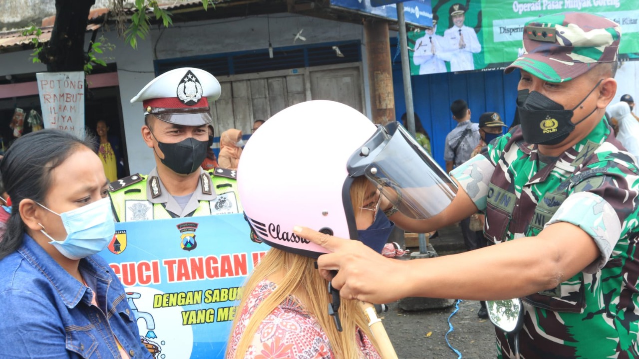 Polisi Membantu Gadis Cantik untuk Memakai Helm, Jumat (11/02/2022), (V24/Madli)