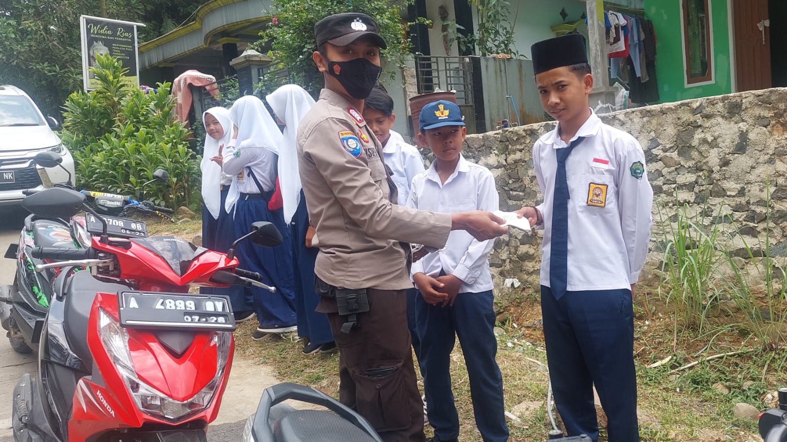 Tidak Hanya Orang Dewasa, Bocah SMP Juga Dapat Masker, Sabtu (12/03/2022), (V24/AL)