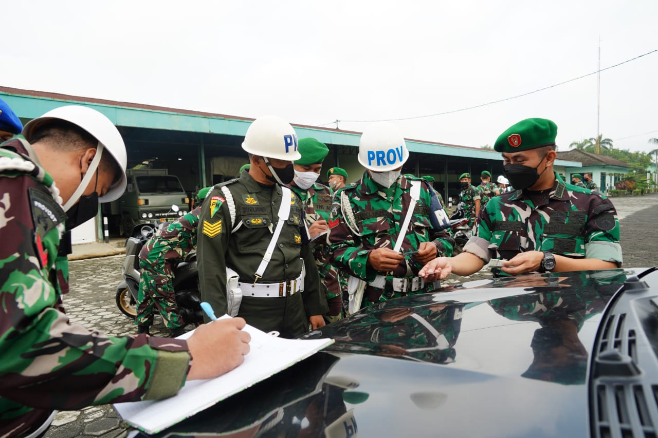 TNI tersebut Sedang Mencatat dan Menulis, Senin (14/03/2022), (V24/Romeo)