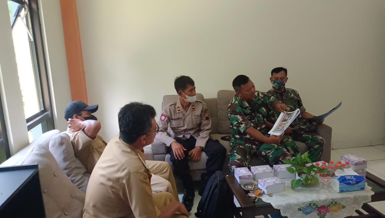 TNI Melakukan Koordinasi dan Berbincang, Selasa (15/03/2022), (V24/Amir)